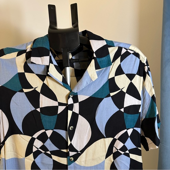 ASOS Design Button Down Revere Short Sleeve Shirt in Black/Cream Geo Print - Picture 4 of 8